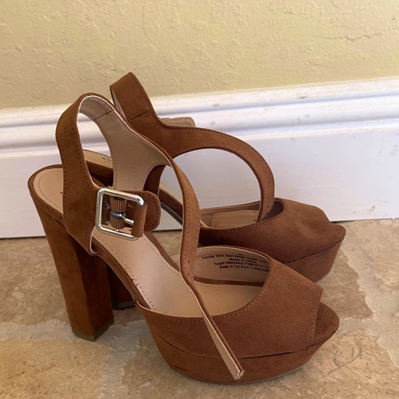 Women’s 6.5 brown platform heels, new and unused - Picture 1 of 4